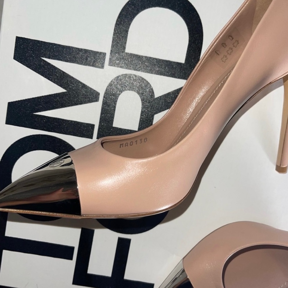 New Louis Vuitton Merry Go Round Metal Cap Pump in Nude - Picture 15 of 17
